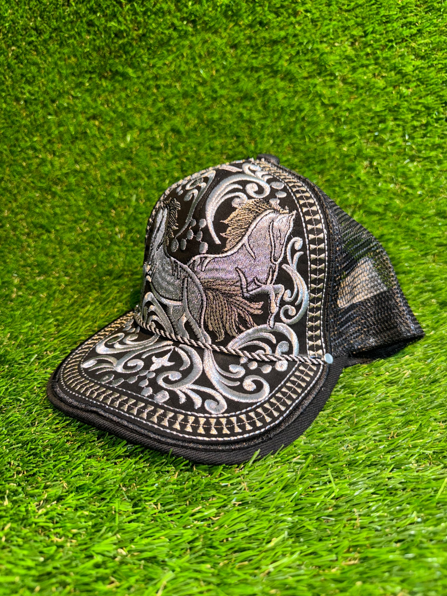 Gorra Metallica De Caballo | Metallic Threading Horse Design Hat
